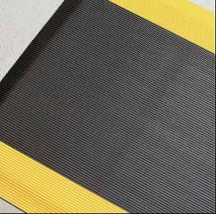m2 Antiermüdungsmatte schwarz m. Rillenstruktur, Rand gelb, 900x1500x14mm, aus geschäumten PVC bei überwiegend stehenden Tätigkeiten